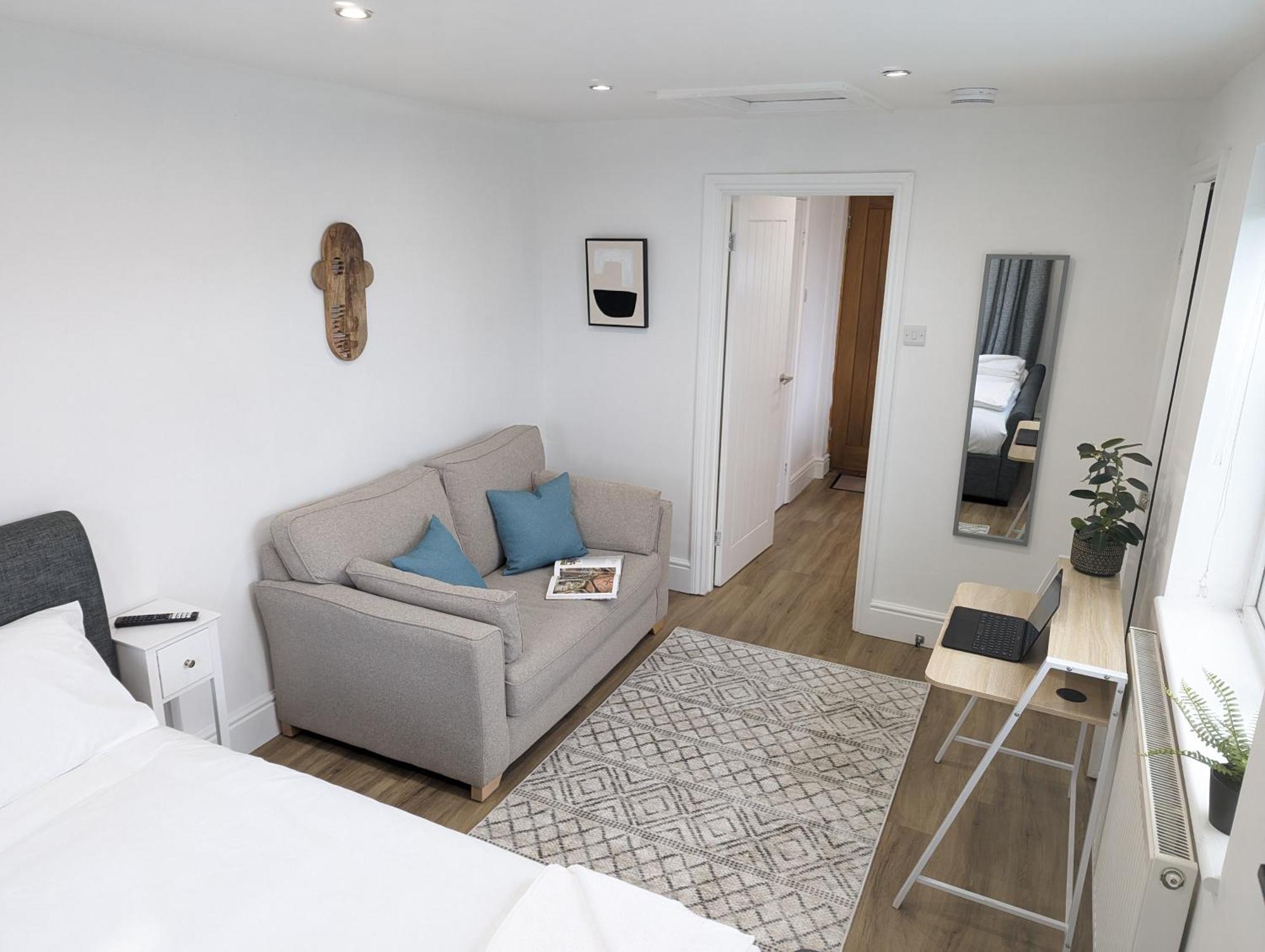 Swan Lake Lodge & Free Parking Cardiff Exteriör bild