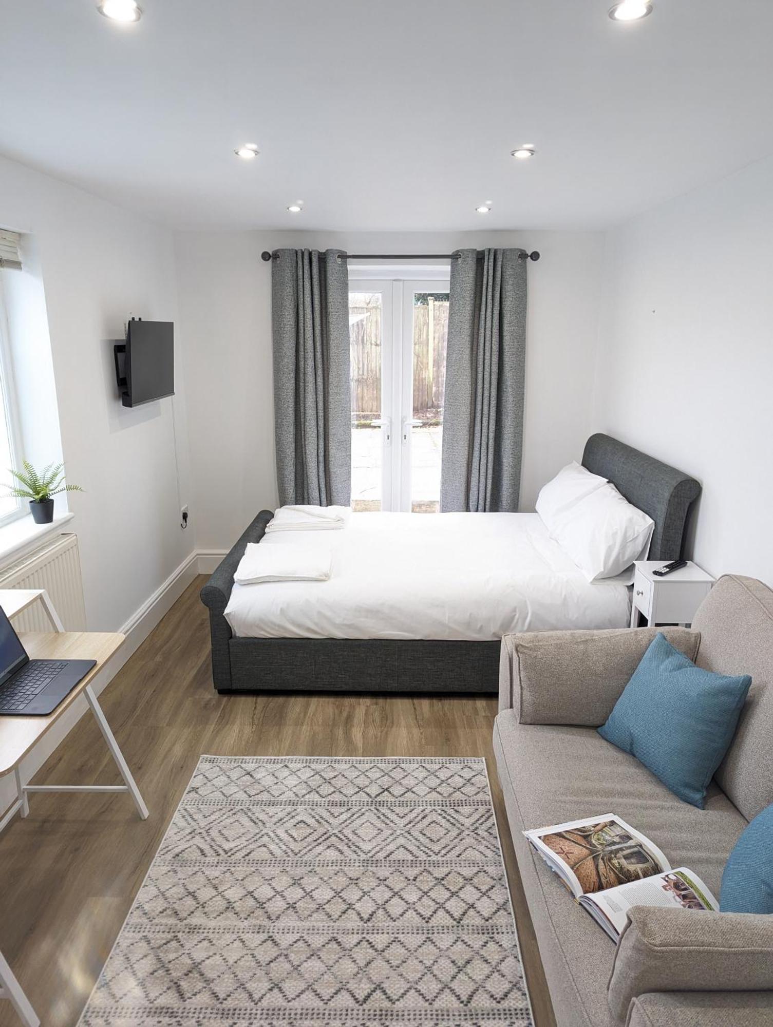 Swan Lake Lodge & Free Parking Cardiff Exteriör bild