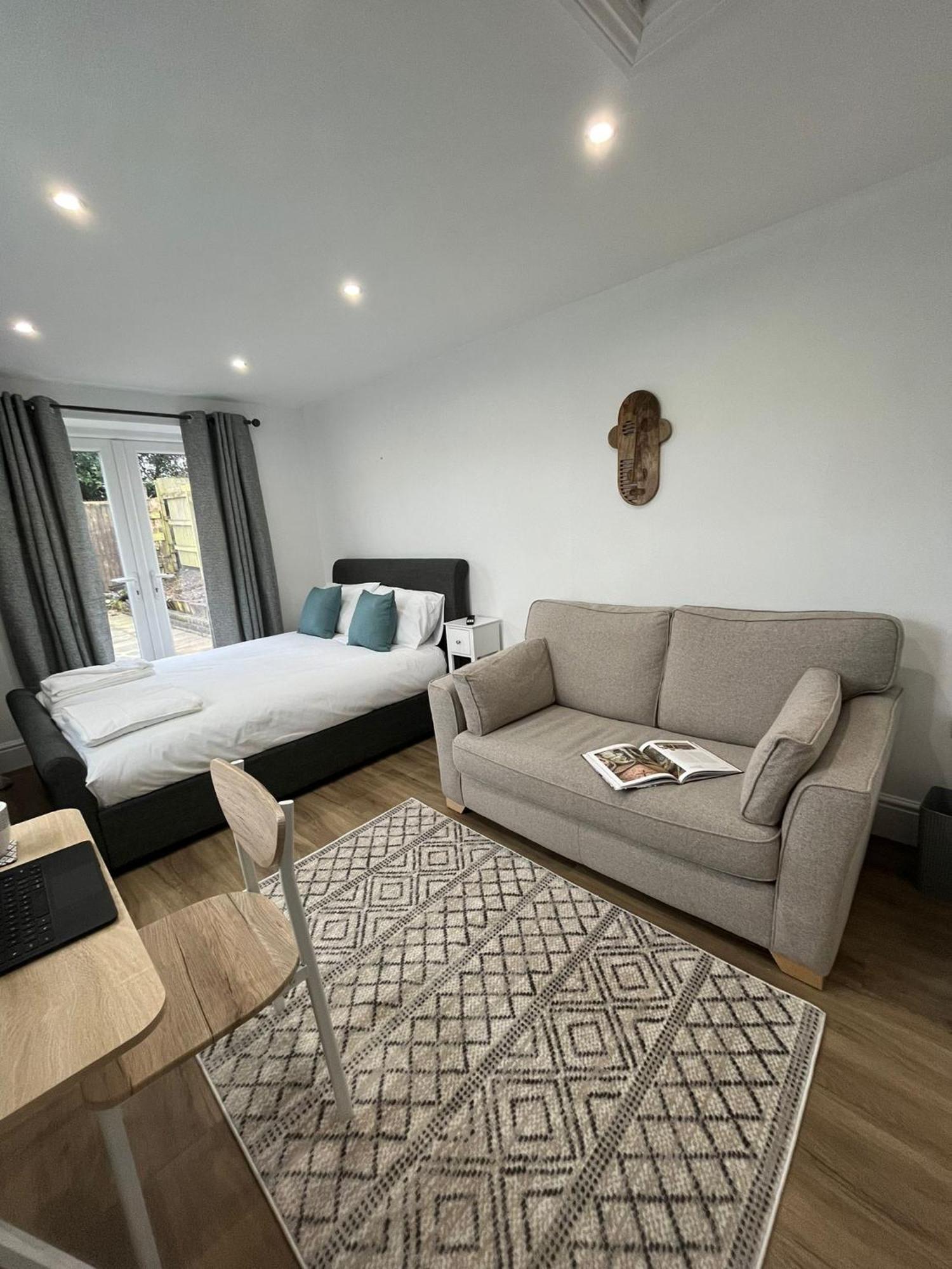 Swan Lake Lodge & Free Parking Cardiff Exteriör bild